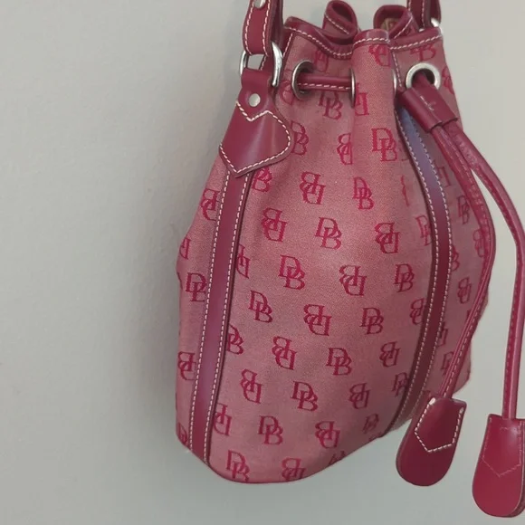 VINTAGE DOONEY & BOURKE RED SIGNATURE MINI DRAWSTRING BUCKET HANDBAG - Picture 4 of 15